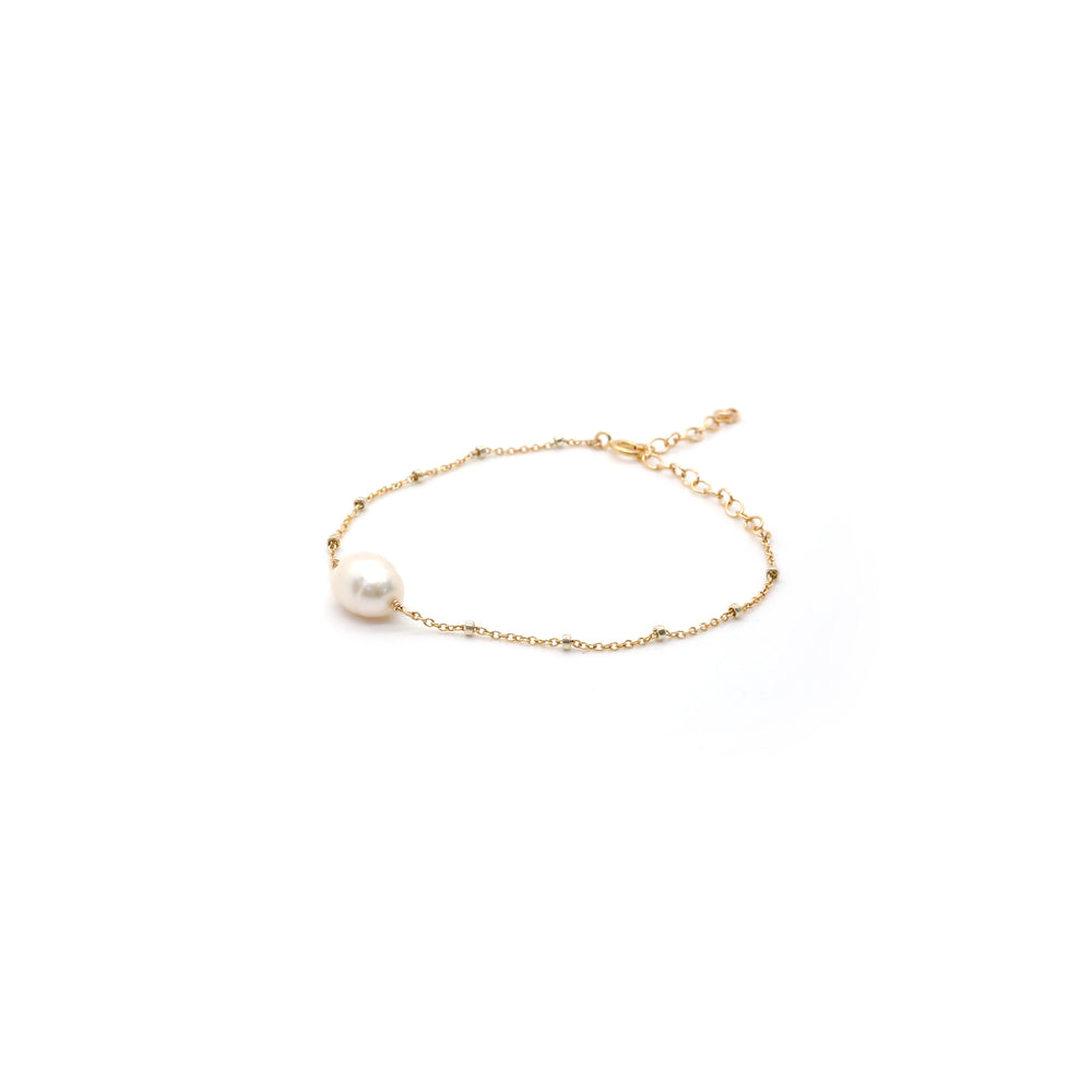 
                  
                    Freshwater white pearl bracelet
                  
                